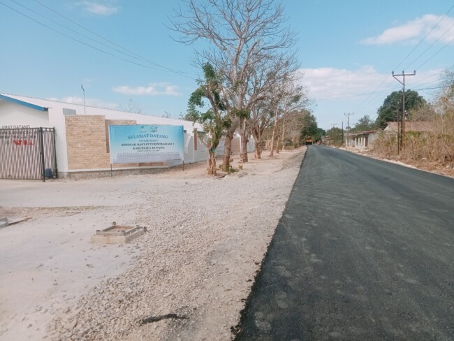 Kondisi akses jalan menuju Sekolah Rakyat Terintegrasi di Desa Oelnasi Kabupaten Kupang yang mulai dibenahi oleh Kementerian Pekerjaan Umum.