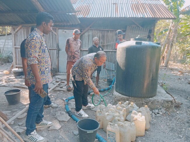 BBWS Nusa Tenggara II distribusikan air bersih kepada warga Manusak