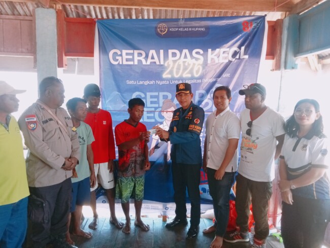 Gerai @Pas Kecil 2026 Hadir di Sulamu, Nelayan Tak Perlu Lagi ke Kupang Urus Legalitas Kapal 2 Penyerahan kartu @pas kecil oleh KSOP Kupang kepada perwakilan nelayan Sulamu