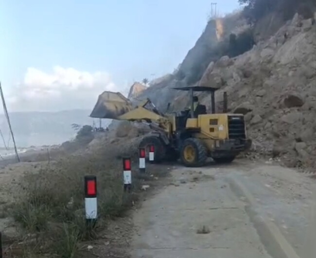 Gempa M7,7 Guncang Flores, Jalan Nasional di Sejumlah Titik Tertutup Longsor, BPJN NTT Kerahkan Alat Berat 2 BPJN NTT kerahkan alat berat di sejumlah titik jalan nasional tertutup longsor akibat gempa