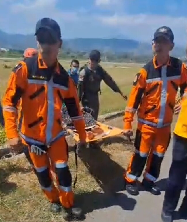 Kabasarnas Turun Langsung Evakuasi 3 Korban Gempa dari Manggarai Timur 2 Kabasarnas evakuasi tiga korban gempa Manggarai Timur dengan helikopter