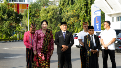 Sekda NTT, Fransiskus Sales Sodo didampingi Istri dan Perwakilan Keluarga, Muhamad Tanu