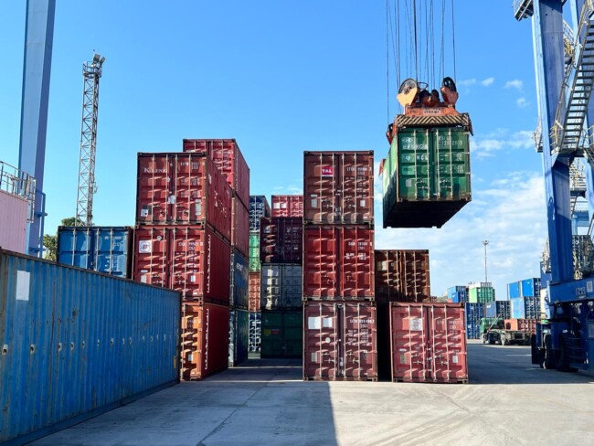 Pelindo Terminal Petikemas Kupang (TPK Kupang) mencatatkan pertumbuhan arus petikemas yang solid sebesar 6,3% (YoY) dengan total volume mencapai 88,172 TEUs sepanjang periode Januari hingga Agustus 2026. 