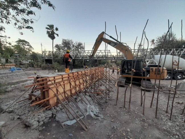 Jalan Akses Desa Raknamo Capai 80 Persen, Ditargetkan Rampung Sebelum November 2026 2 Paket Kegiatan Peningkatan Jalan Akses Desa Raknamo dikerjakan oleh PT HMN dengan nilai kontrak sebesar Rp11.248.333.000.