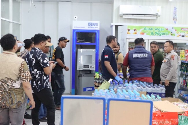 Indomaret Desa Mata Air Dibobol, Alarm dan CCTV Mati, Brankas ATM BRI Terbuka 2 Polisi lakukan olah TKP di salah satu gerai Indomaret di Desa Mata Air, Kecamatan Kupang Tengah, Kabupaten Kupang, Nusa Tenggara Timur (NTT), yang dibobol Selasa (22/9/2026) pagi.