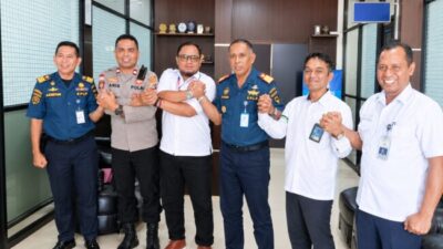 Pengawasan ODOL Harus Terintegrasi, KSOP Kupang Usulkan Pemeriksaan Kendaraan Sebelum Naik Ferry 8 Kepala Kantor Kesyahbandaran dan Otoritas Pelabuhan (KSOP) Kelas III Kupang, Simon B. Baon, S.Sos., M.Hum., mengatakan pengawasan ODOL membutuhkan koordinasi yang kuat antara instansi perhubungan darat (BPTD) KSOP, operator penyeberangan, kepolisian, dan pelaku usaha ekspedisi.