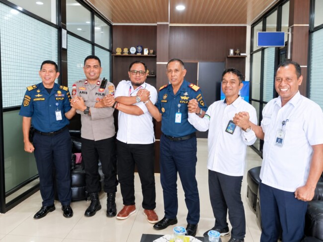 Kepala Kantor Kesyahbandaran dan Otoritas Pelabuhan (KSOP) Kelas III Kupang, Simon B. Baon, S.Sos., M.Hum., mengatakan pengawasan ODOL membutuhkan koordinasi yang kuat antara instansi perhubungan darat (BPTD) KSOP, operator penyeberangan, kepolisian, dan pelaku usaha ekspedisi.