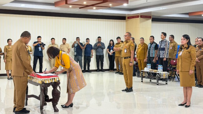 Flori Rita Wuisan Dilantik Jadi Komisaris Independen Bank NTT, Gubernur Tekankan Pembenahan dan Penguatan Kredit Produktif 2 Flori Rita Wuisan , Komisaris independen Bank NTT