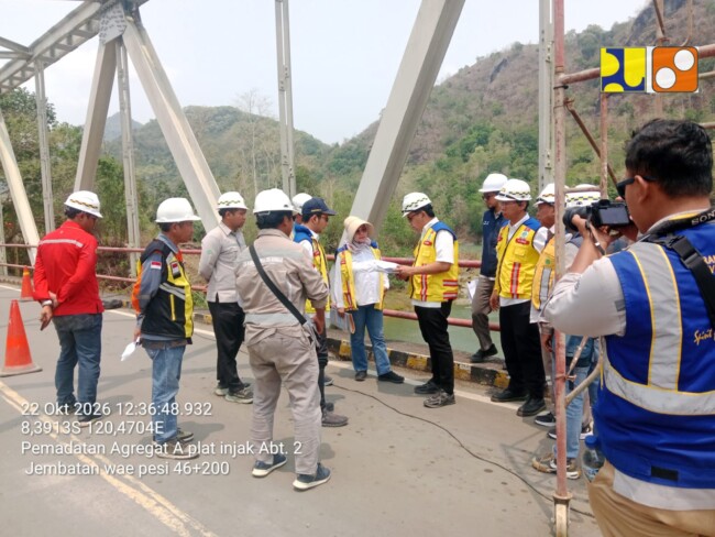 Progres Rehabilitasi Jembatan Wae Pesi Capai 67,08 Persen, BPJN NTT Targetkan 9 Titik PMTD Rampung Desember 2026 1 PPK 3.3 Provinsi NTT, Nur Indah Indriyani, S.T., mengatakan bahwa sejumlah pekerjaan utama pada Jembatan Wae Pesi telah rampung, sedangkan beberapa pekerjaan teknis lainnya masih dalam proses pengerjaan.