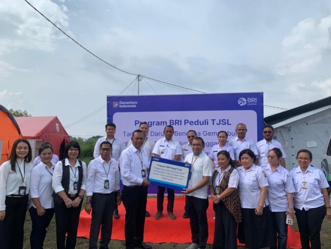 Perkuat Fasilitas Kesehatan di Ruteng, BRI Salurkan Ambulans melalui Program TJSL 2 BRI salurkan mobil Ambulans untuk RSUD Ruteng