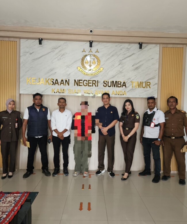 Polda NTT menyerahkan tersangka E.R.T.N., mantan Kepala Cabang PT Maharani Tri Utama Mandiri, beserta barang bukti kepada Jaksa Penuntut Umum (JPU) Kejaksaan Negeri Sumba Timur di Waingapu, Selasa (27/10/2026).