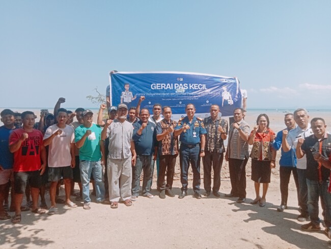 KSOP Kupang Serahkan E-Pas Kecil Gratis kepada Nelayan, Buka Akses BBM Subsidi 2 Kantor Kesyahbandaran dan Otoritas Pelabuhan (KSOP) Kelas III Kupang menyerahkan dokumen E-Pas Kecil kepada nelayan di Kelurahan Oesapa, Kecamatan Kelapa Lima, Kota Kupang, Kamis (15/10/2026).